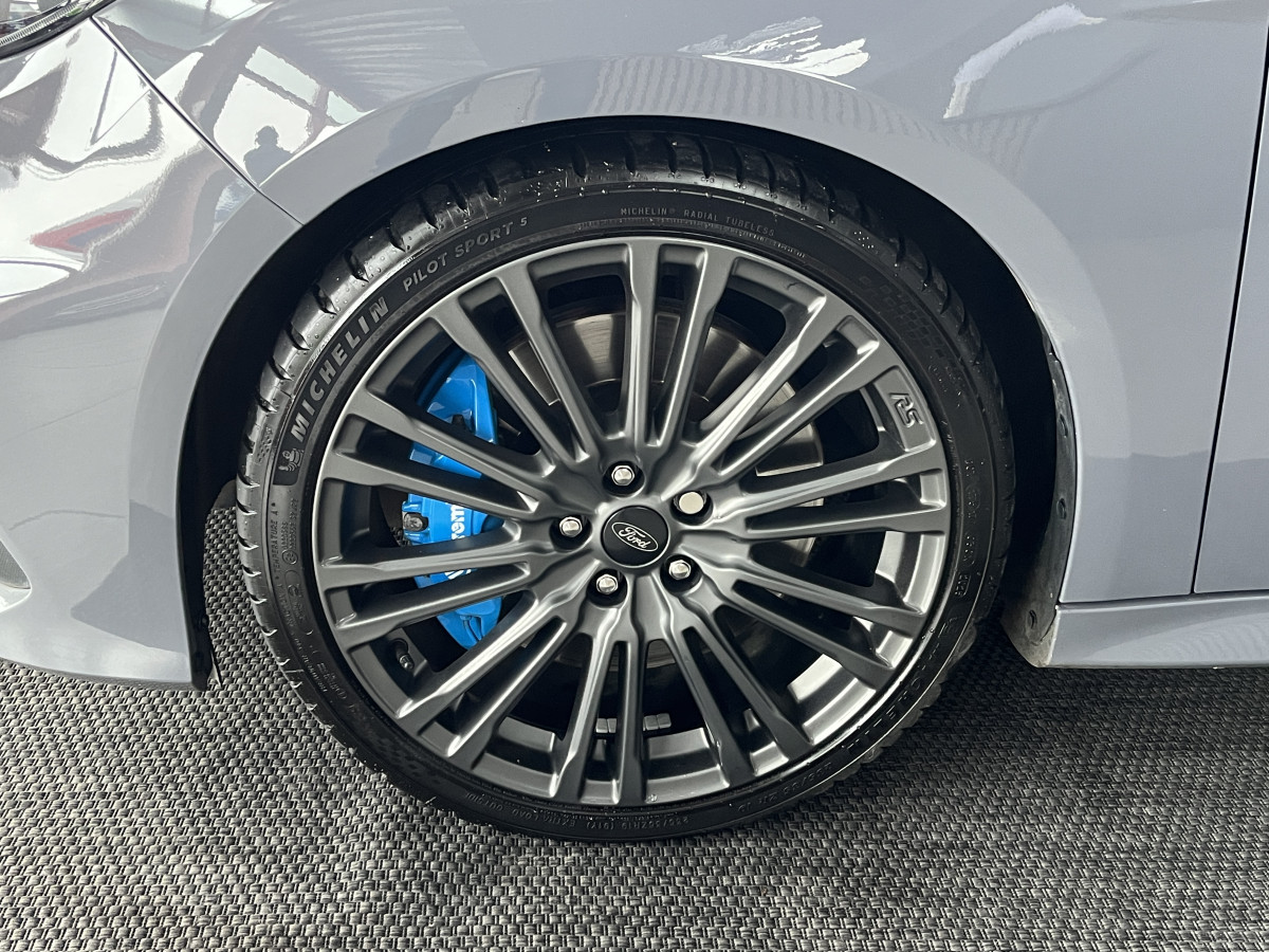 FORD FOCUS RS 2,3 350 AWD TOIT OUVRANT   GPS  CAMERA  HIFI SONY RECARO REGULATEUR LIMITEUR KEYLESS  PACK HIVER FEUX BI-XENON JANTES 19  PAS DE MALUS EXCELLENT ETAT