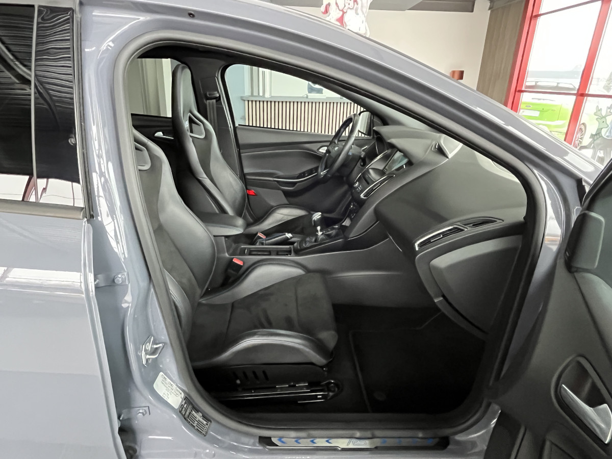 FORD FOCUS RS 2,3 350 AWD TOIT OUVRANT   GPS  CAMERA  HIFI SONY RECARO REGULATEUR LIMITEUR KEYLESS  PACK HIVER FEUX BI-XENON JANTES 19  PAS DE MALUS EXCELLENT ETAT