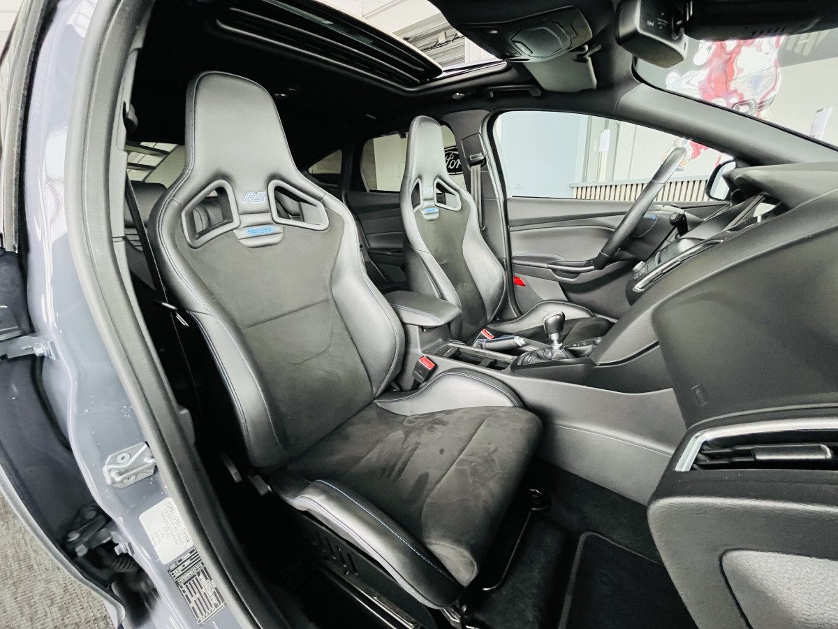 FORD FOCUS RS 2,3 350 AWD TOIT OUVRANT   GPS  CAMERA  HIFI SONY RECARO REGULATEUR LIMITEUR KEYLESS  PACK HIVER FEUX BI-XENON JANTES 19  PAS DE MALUS EXCELLENT ETAT