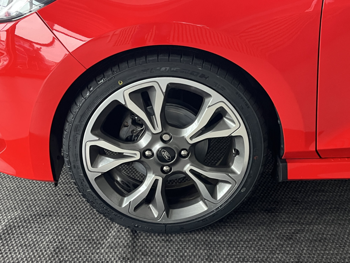 FORD FIESTA 1,0 125 ST LINE HYBRID TOIT PANORAMIQUE OUVRANT GPS ANDROID APPLE CARPLAY PARK PILOT REGULATEUR LIMITEUR FEUX HALOGENE JANTES 18 EXCELLENT ETAT