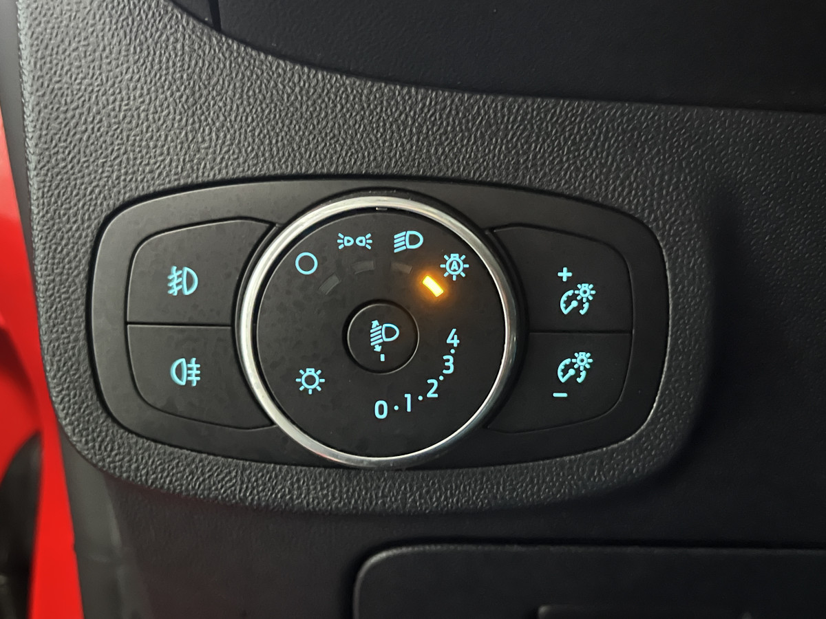 FORD FIESTA 1,0 125 ST LINE HYBRID TOIT PANORAMIQUE OUVRANT GPS ANDROID APPLE CARPLAY PARK PILOT REGULATEUR LIMITEUR FEUX HALOGENE JANTES 18 EXCELLENT ETAT