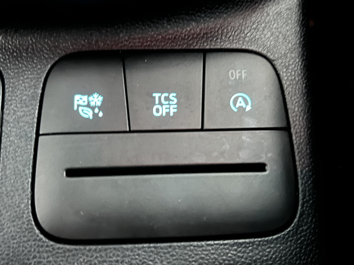 FORD FIESTA 1,0 125 ST LINE HYBRID TOIT PANORAMIQUE OUVRANT GPS ANDROID APPLE CARPLAY PARK PILOT REGULATEUR LIMITEUR FEUX HALOGENE JANTES 18 EXCELLENT ETAT