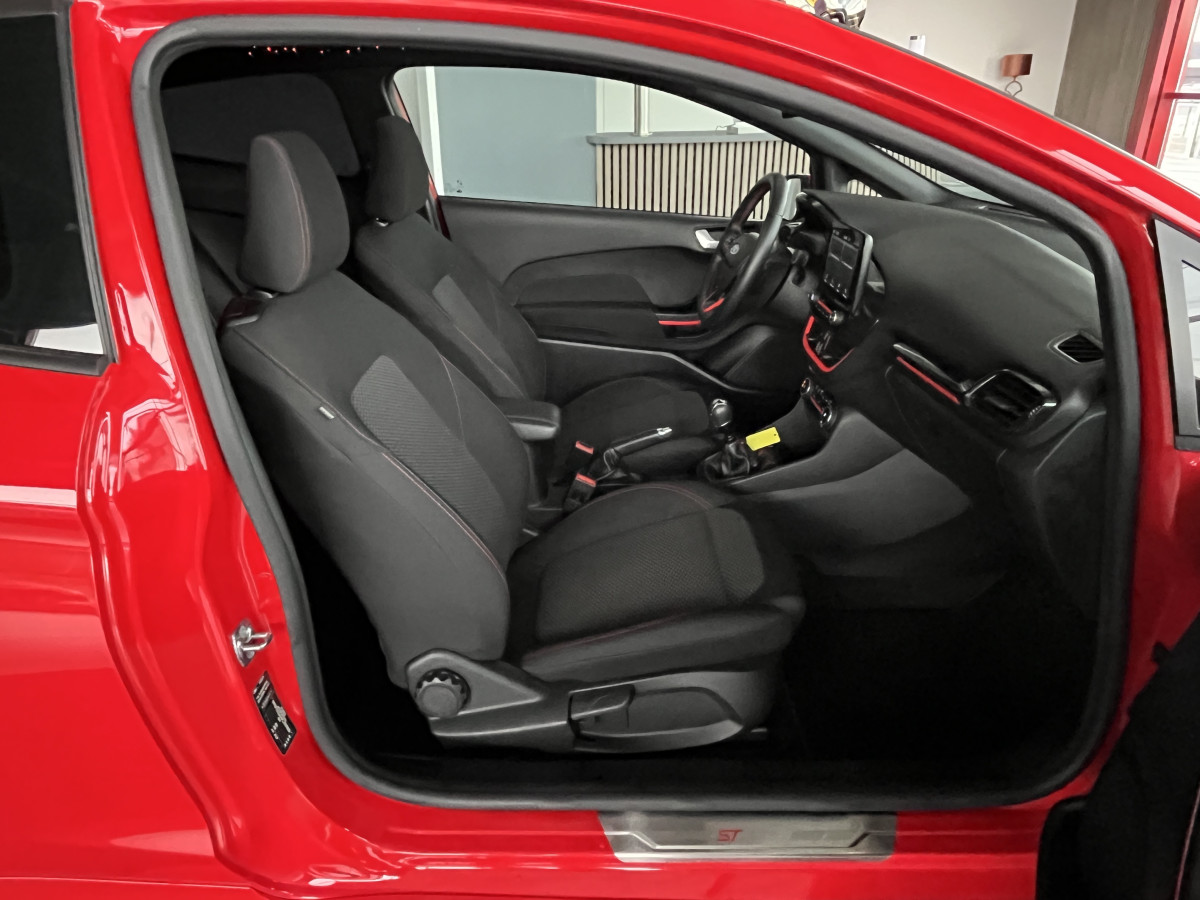 FORD FIESTA 1,0 125 ST LINE HYBRID TOIT PANORAMIQUE OUVRANT GPS ANDROID APPLE CARPLAY PARK PILOT REGULATEUR LIMITEUR FEUX HALOGENE JANTES 18 EXCELLENT ETAT