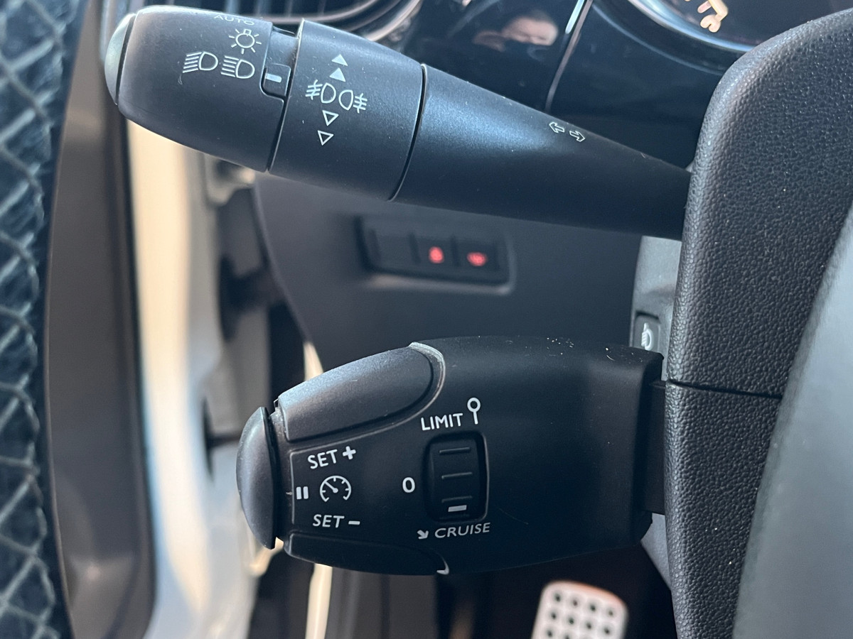 CITROEN DS3 1.6 THP 208 PERFORMANCE GPS  HIFI SYSTEME SIEGES  BAQUET JANTES 18 APPLE CAR PLAY REGULATEUR LIMITEUR FULL LED EXCELLENT ETAT