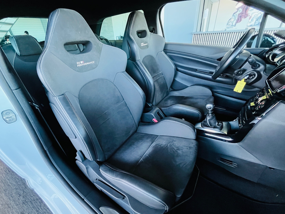 CITROEN DS3 1.6 THP 208 PERFORMANCE GPS  HIFI SYSTEME SIEGES  BAQUET JANTES 18 APPLE CAR PLAY REGULATEUR LIMITEUR FULL LED EXCELLENT ETAT