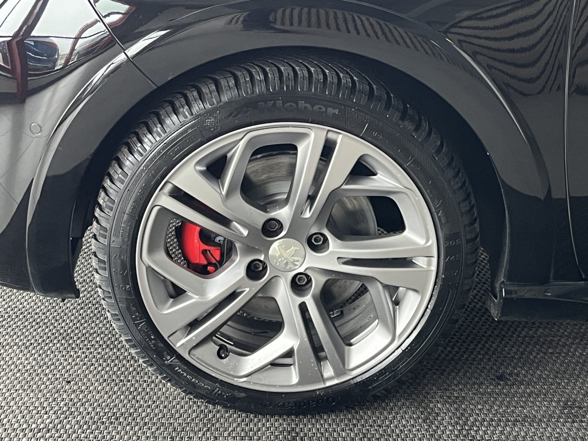 PEUGEOT 208 GTI 1,6 208 GPS CAMERA APPLE CARPLAY HIFI JBL REGULATEUR LIMITEUR PARK PILOT JANTES 17 EXCELLENT ETAT