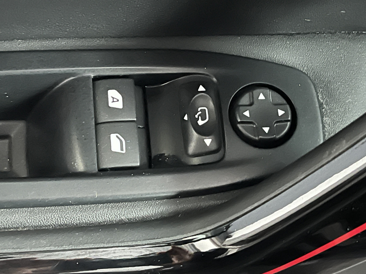 PEUGEOT 208 GTI 1,6 208 GPS CAMERA APPLE CARPLAY HIFI JBL REGULATEUR LIMITEUR PARK PILOT JANTES 17 EXCELLENT ETAT