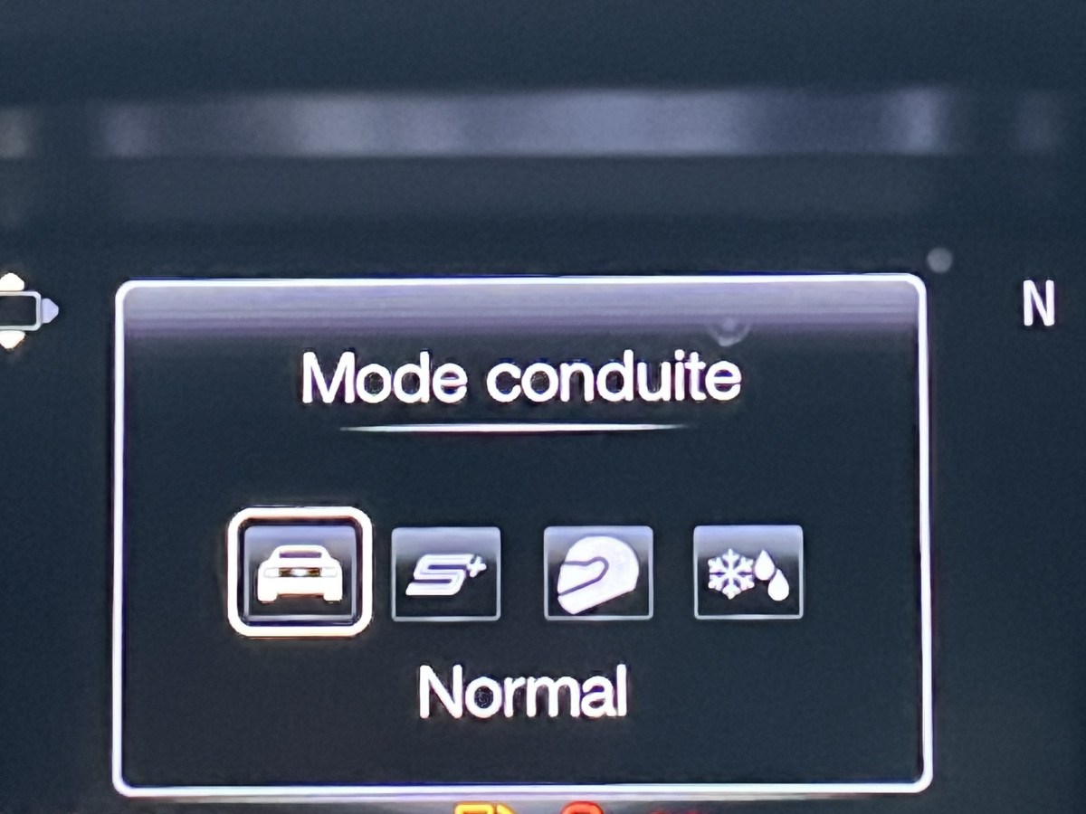 FORD MUSTANG CONVERTIBLE  5,0 V8 421 GT BVA GPS CAMERA REGULATEUR LIMITEUR KEYLESS ECHAPPEMENT A CLAPET  PARK PILOT APPLE CARPLAY FEUX BI-XENON  EXCELLENT ETAT