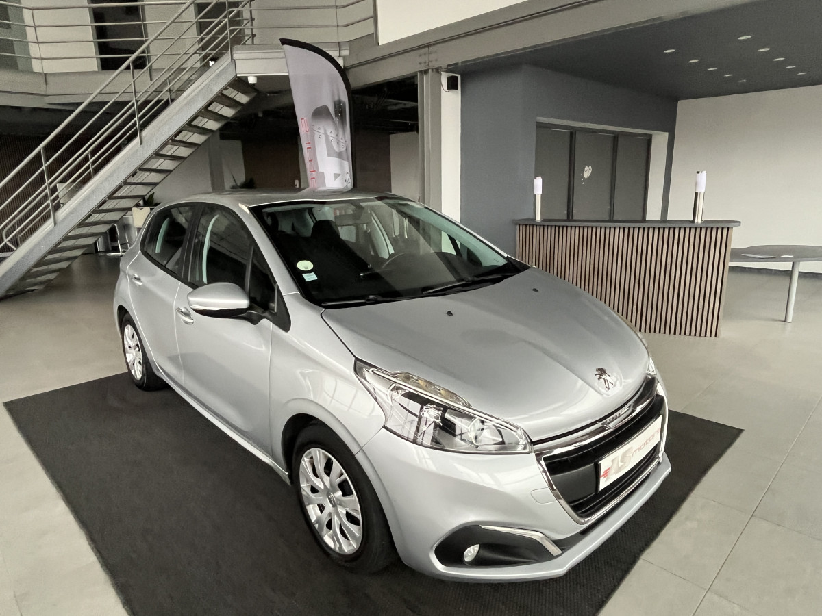 PEUGEOT 208 1,6 HDI 75 ACTIVE BUSINESS GPS REGULATEUR LIMITEUR FEUX HALOGENE PARK PILOT TRES BON ETAT