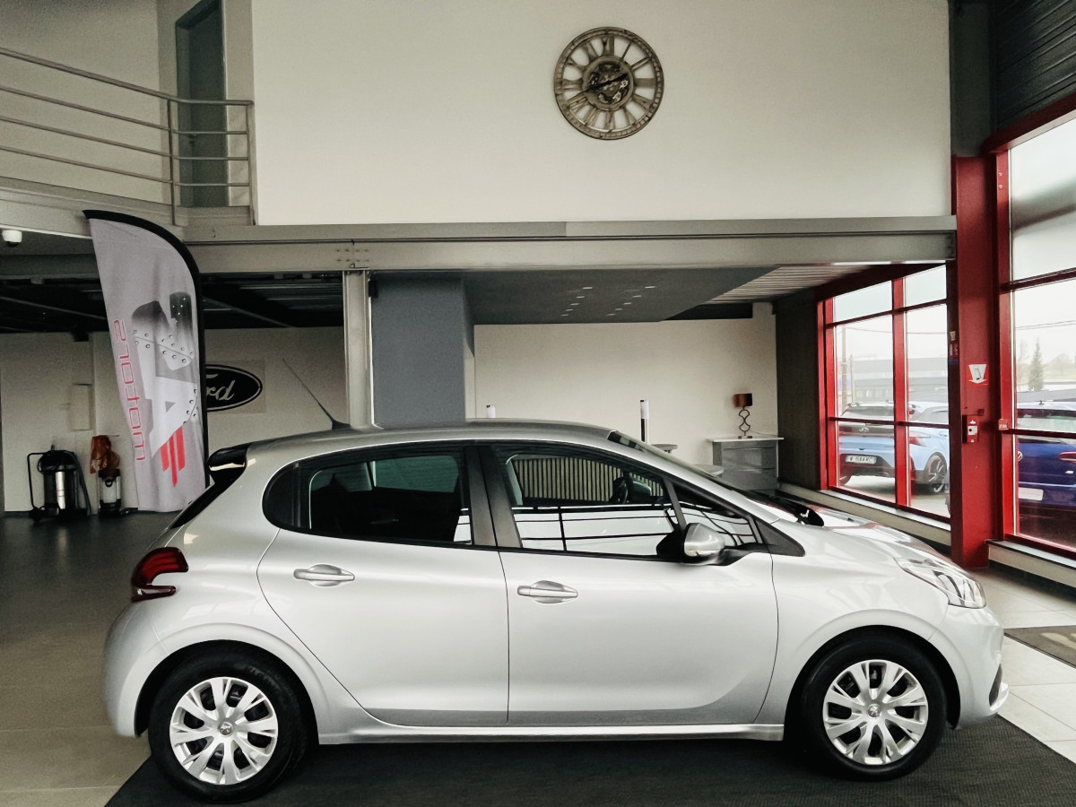 PEUGEOT 208 1,6 HDI 75 ACTIVE BUSINESS GPS REGULATEUR LIMITEUR FEUX HALOGENE PARK PILOT TRES BON ETAT