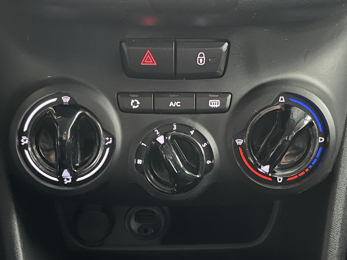 PEUGEOT 208 1,6 HDI 75 ACTIVE BUSINESS GPS REGULATEUR LIMITEUR FEUX HALOGENE PARK PILOT TRES BON ETAT