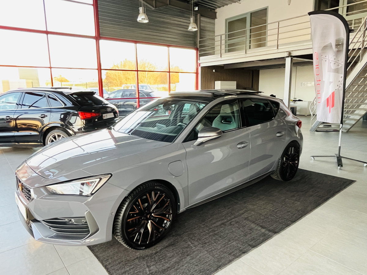 CUPRA LEON 1,4 E-HYBRID 245 DSG6 TOIT PANORAMIQUE OUVRANT GPS  CAMERA KEYLESS FULL LED VIRTUAL COCKPIT PARK PILOT DRIVE PROFILE REGULATEUR LIMITEUR EXCELLENT ETAT