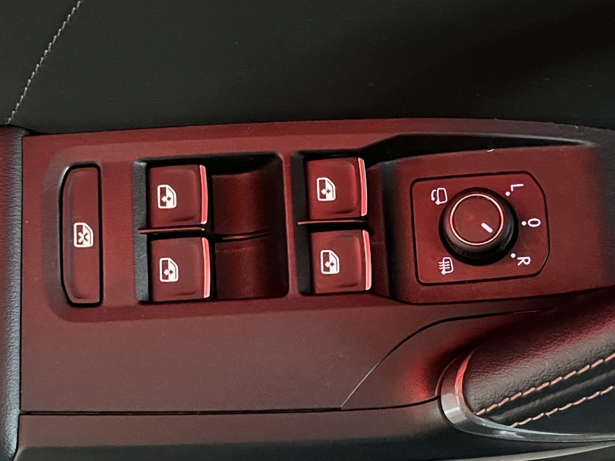 CUPRA LEON 1,4 E-HYBRID 245 DSG6 TOIT PANORAMIQUE OUVRANT GPS  CAMERA KEYLESS FULL LED VIRTUAL COCKPIT PARK PILOT DRIVE PROFILE REGULATEUR LIMITEUR EXCELLENT ETAT