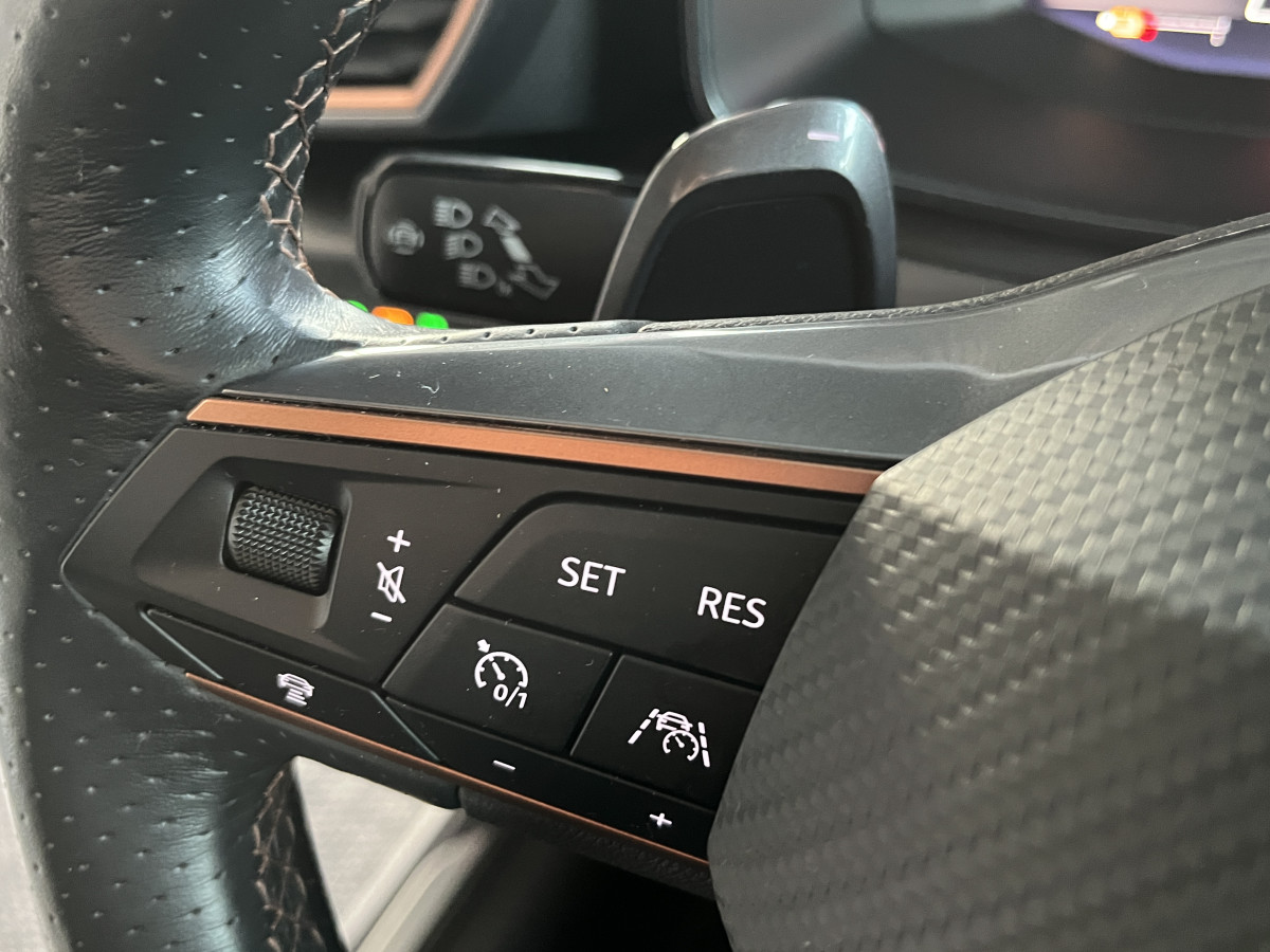 CUPRA LEON 1,4 E-HYBRID 245 DSG6 TOIT PANORAMIQUE OUVRANT GPS  CAMERA KEYLESS FULL LED VIRTUAL COCKPIT PARK PILOT DRIVE PROFILE REGULATEUR LIMITEUR EXCELLENT ETAT