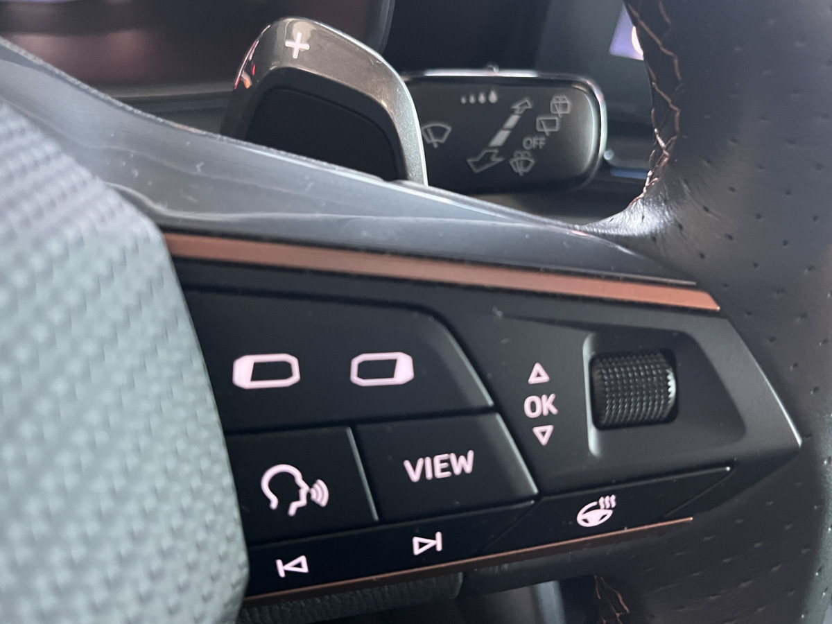 CUPRA LEON 1,4 E-HYBRID 245 DSG6 TOIT PANORAMIQUE OUVRANT GPS  CAMERA KEYLESS FULL LED VIRTUAL COCKPIT PARK PILOT DRIVE PROFILE REGULATEUR LIMITEUR EXCELLENT ETAT