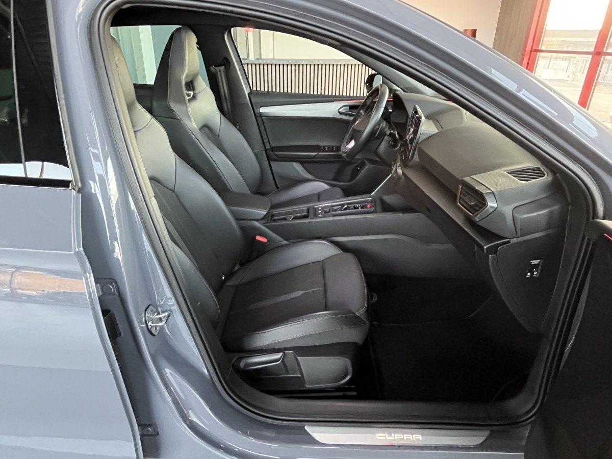 CUPRA LEON 1,4 E-HYBRID 245 DSG6 TOIT PANORAMIQUE OUVRANT GPS  CAMERA KEYLESS FULL LED VIRTUAL COCKPIT PARK PILOT DRIVE PROFILE REGULATEUR LIMITEUR EXCELLENT ETAT