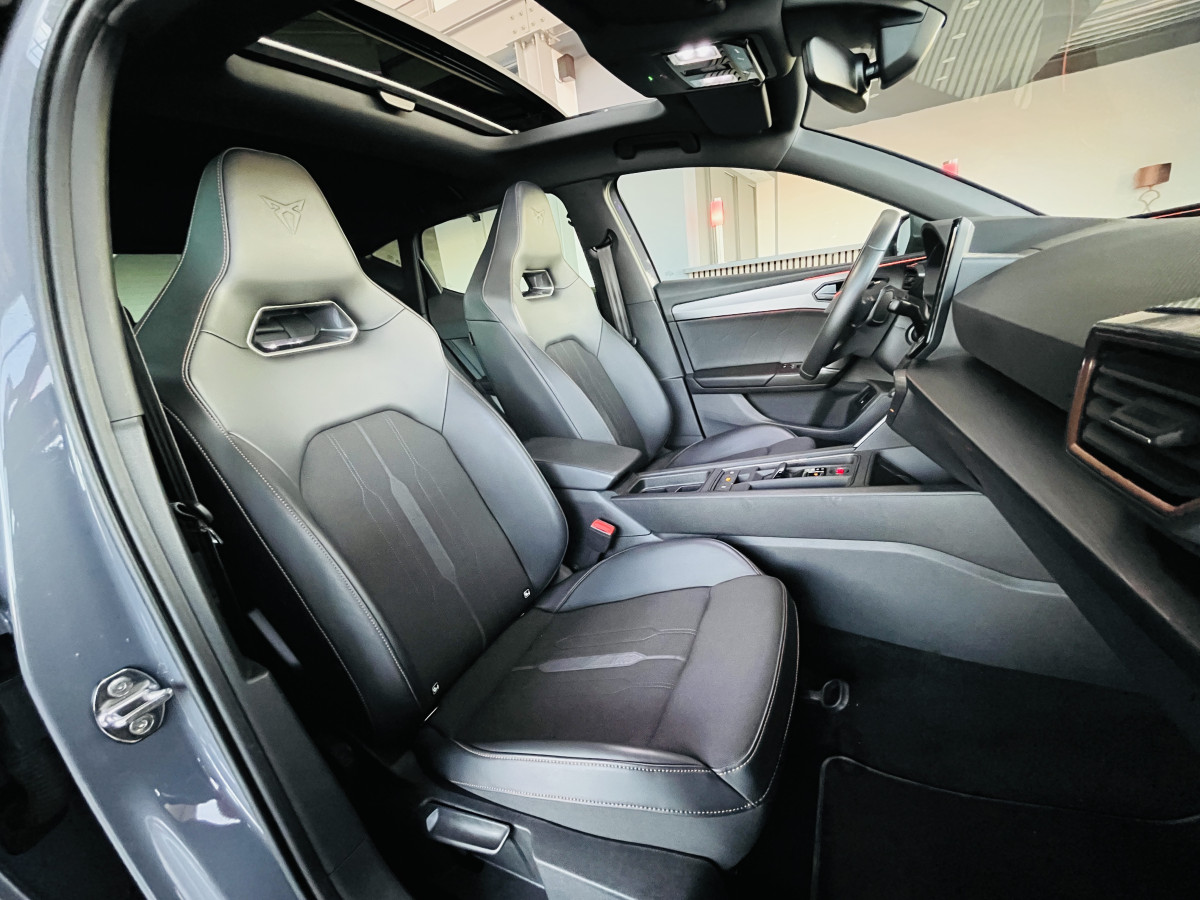 CUPRA LEON 1,4 E-HYBRID 245 DSG6 TOIT PANORAMIQUE OUVRANT GPS  CAMERA KEYLESS FULL LED VIRTUAL COCKPIT PARK PILOT DRIVE PROFILE REGULATEUR LIMITEUR EXCELLENT ETAT