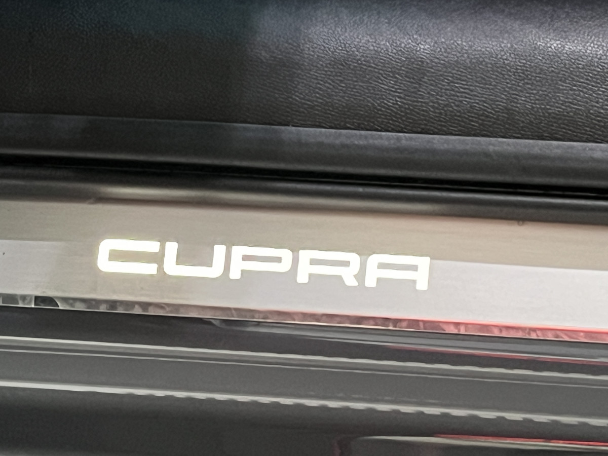 CUPRA LEON 1,4 E-HYBRID 245 DSG6 TOIT PANORAMIQUE OUVRANT GPS  CAMERA KEYLESS FULL LED VIRTUAL COCKPIT PARK PILOT DRIVE PROFILE REGULATEUR LIMITEUR EXCELLENT ETAT