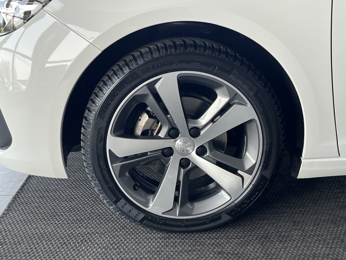 PEUGEOT 308 1,2 130 EAT8 TYPE ALLURE GPS KEYLESS APPLE CARPLAY TOIT PANRAMIQUE REGULATEUR LIMITEUR ATTELAGE PARK PILOT JANTES ALU 17  EXCELLENT ETAT