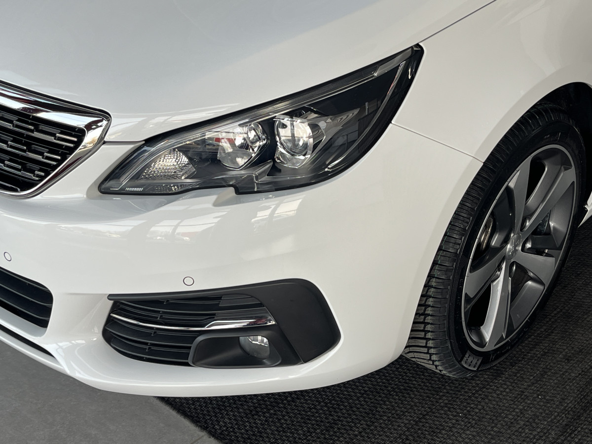 PEUGEOT 308 1,2 130 EAT8 TYPE ALLURE GPS KEYLESS APPLE CARPLAY TOIT PANRAMIQUE REGULATEUR LIMITEUR ATTELAGE PARK PILOT JANTES ALU 17  EXCELLENT ETAT