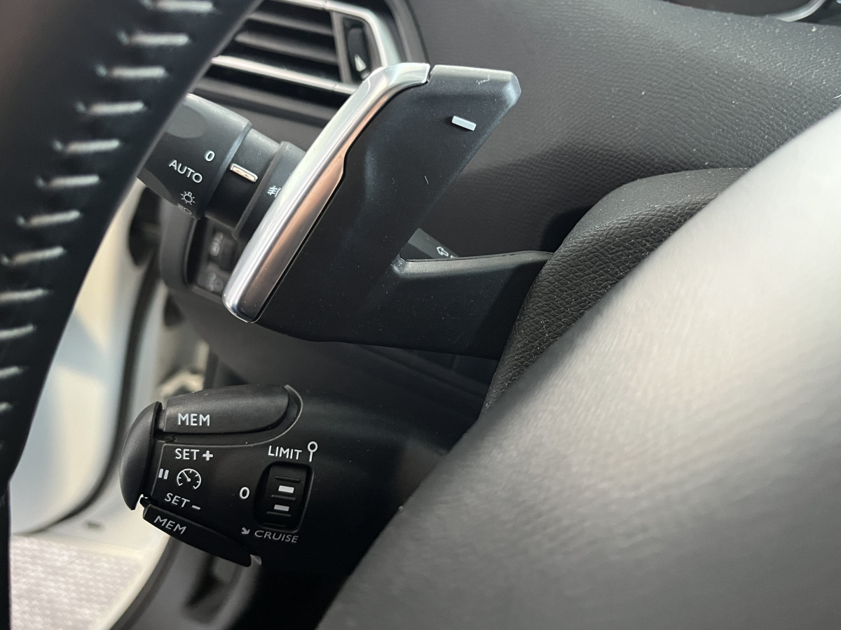 PEUGEOT 308 1,2 130 EAT8 TYPE ALLURE GPS KEYLESS APPLE CARPLAY TOIT PANRAMIQUE REGULATEUR LIMITEUR ATTELAGE PARK PILOT JANTES ALU 17  EXCELLENT ETAT