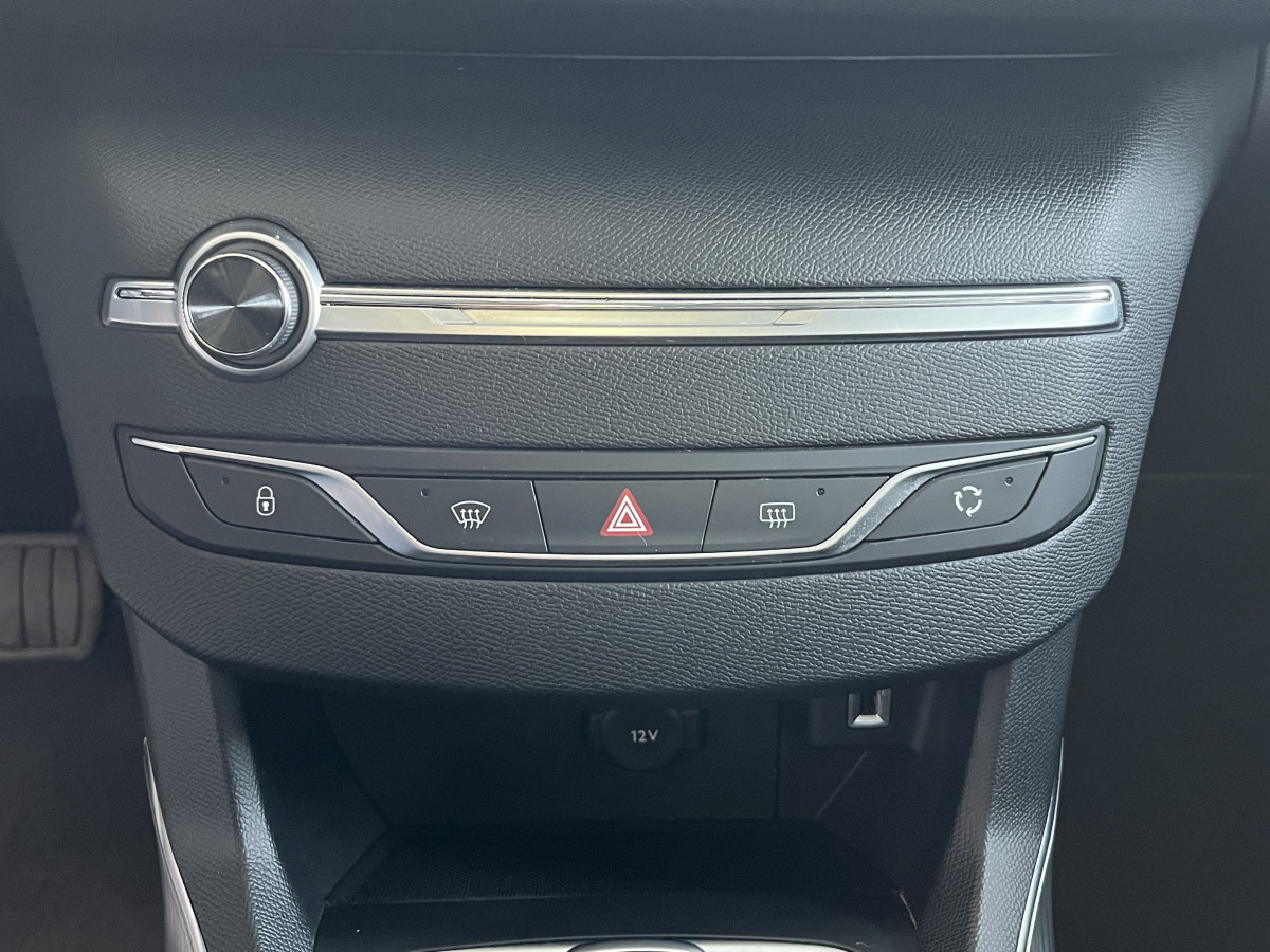 PEUGEOT 308 1,2 130 EAT8 TYPE ALLURE GPS KEYLESS APPLE CARPLAY TOIT PANRAMIQUE REGULATEUR LIMITEUR ATTELAGE PARK PILOT JANTES ALU 17  EXCELLENT ETAT