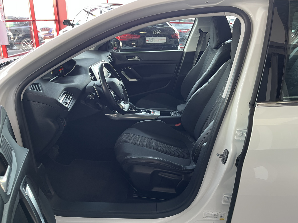 PEUGEOT 308 1,2 130 EAT8 TYPE ALLURE GPS KEYLESS APPLE CARPLAY TOIT PANRAMIQUE REGULATEUR LIMITEUR ATTELAGE PARK PILOT JANTES ALU 17  EXCELLENT ETAT