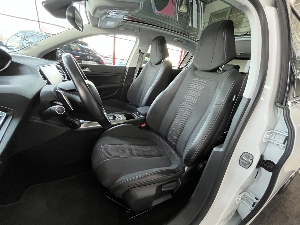 PEUGEOT 308 1,2 130 EAT8 TYPE ALLURE GPS KEYLESS APPLE CARPLAY TOIT PANRAMIQUE REGULATEUR LIMITEUR ATTELAGE PARK PILOT JANTES ALU 17  EXCELLENT ETAT