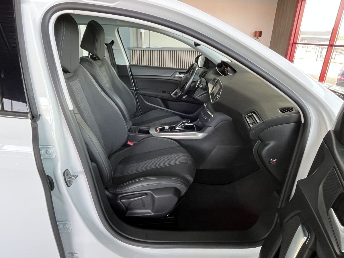 PEUGEOT 308 1,2 130 EAT8 TYPE ALLURE GPS KEYLESS APPLE CARPLAY TOIT PANRAMIQUE REGULATEUR LIMITEUR ATTELAGE PARK PILOT JANTES ALU 17  EXCELLENT ETAT