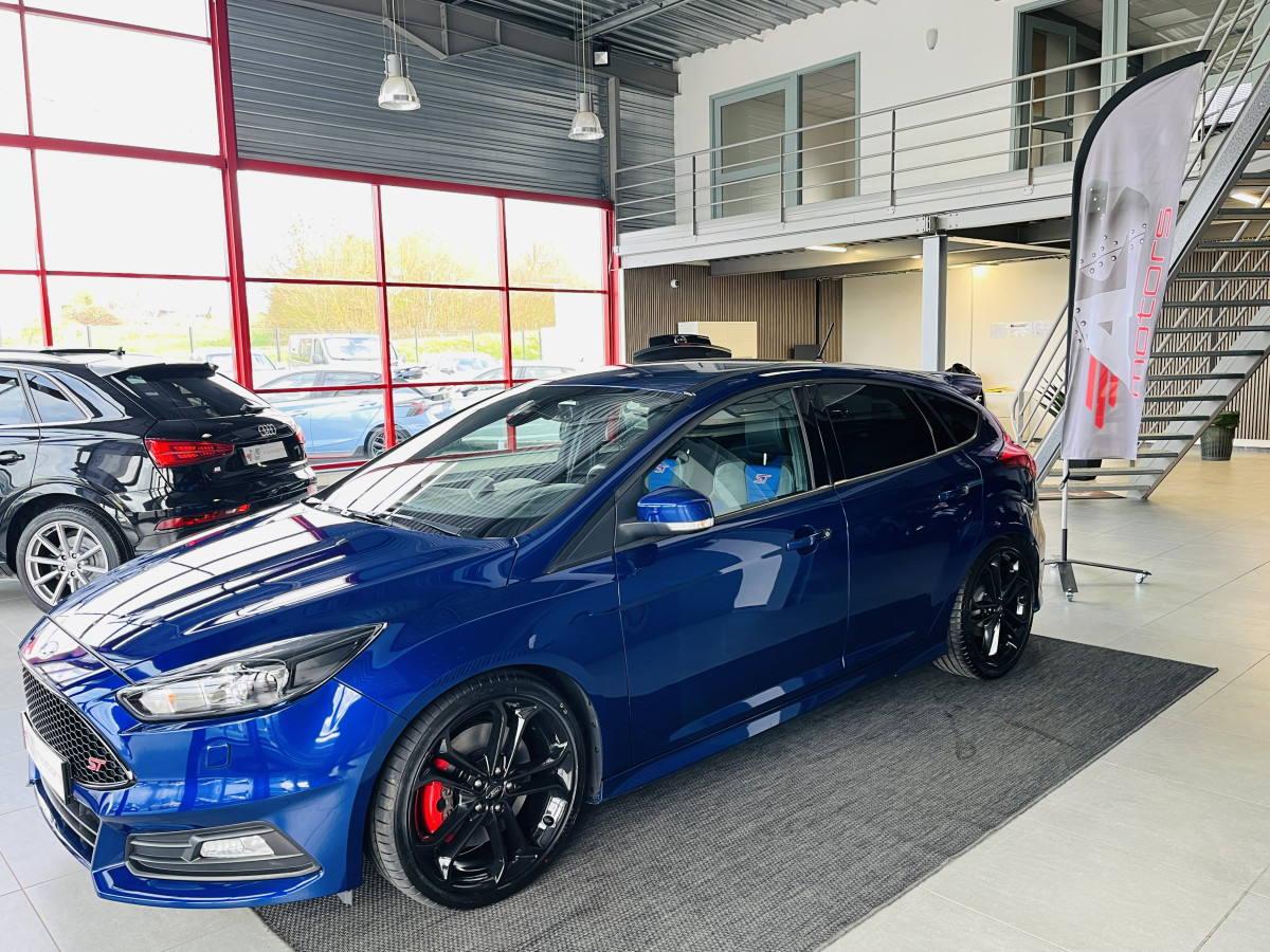 FORD FOCUS ST 2,0 250 PACK PERFORMANCE GPS CAMERA PACK HIVER RECARO KEYLESS APPLE CARPLAY  HIFI SONY BLUETOOTH JANTES 19  EXCELLENT ETAT