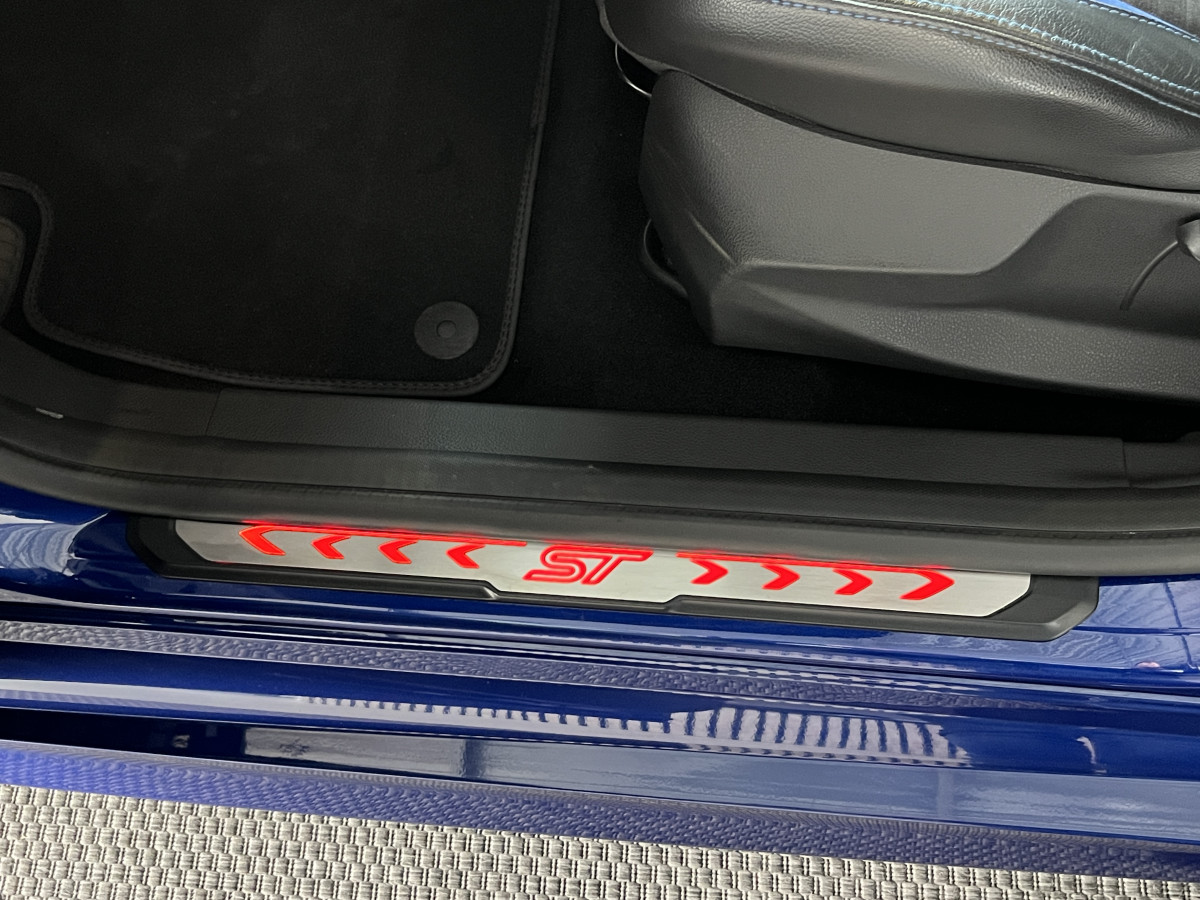 FORD FOCUS ST 2,0 250 PACK PERFORMANCE GPS CAMERA PACK HIVER RECARO KEYLESS APPLE CARPLAY  HIFI SONY BLUETOOTH JANTES 19  EXCELLENT ETAT