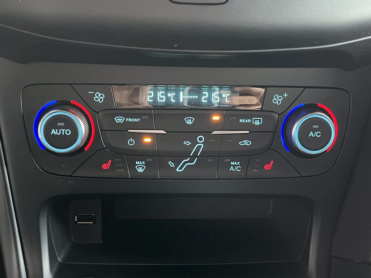 FORD FOCUS ST 2,0 250 PACK PERFORMANCE GPS CAMERA PACK HIVER RECARO KEYLESS APPLE CARPLAY  HIFI SONY BLUETOOTH JANTES 19  EXCELLENT ETAT