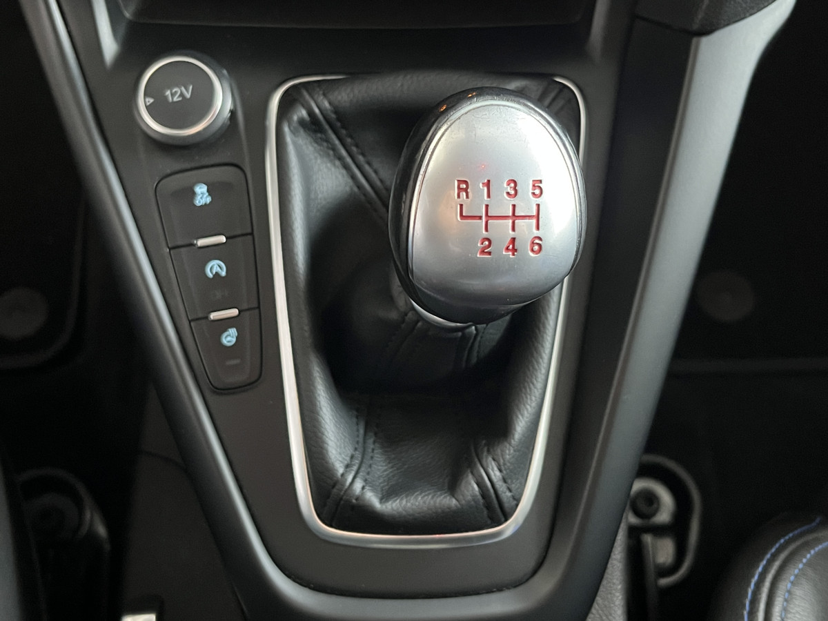 FORD FOCUS ST 2,0 250 PACK PERFORMANCE GPS CAMERA PACK HIVER RECARO KEYLESS APPLE CARPLAY  HIFI SONY BLUETOOTH JANTES 19  EXCELLENT ETAT