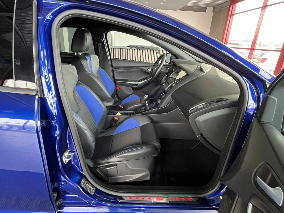 FORD FOCUS ST 2,0 250 PACK PERFORMANCE GPS CAMERA PACK HIVER RECARO KEYLESS APPLE CARPLAY  HIFI SONY BLUETOOTH JANTES 19  EXCELLENT ETAT