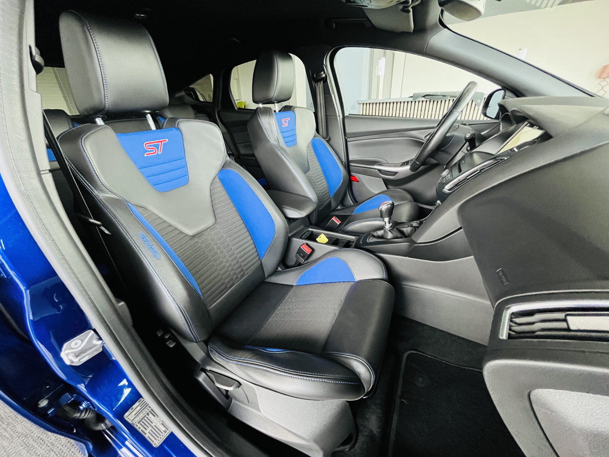 FORD FOCUS ST 2,0 250 PACK PERFORMANCE GPS CAMERA PACK HIVER RECARO KEYLESS APPLE CARPLAY  HIFI SONY BLUETOOTH JANTES 19  EXCELLENT ETAT
