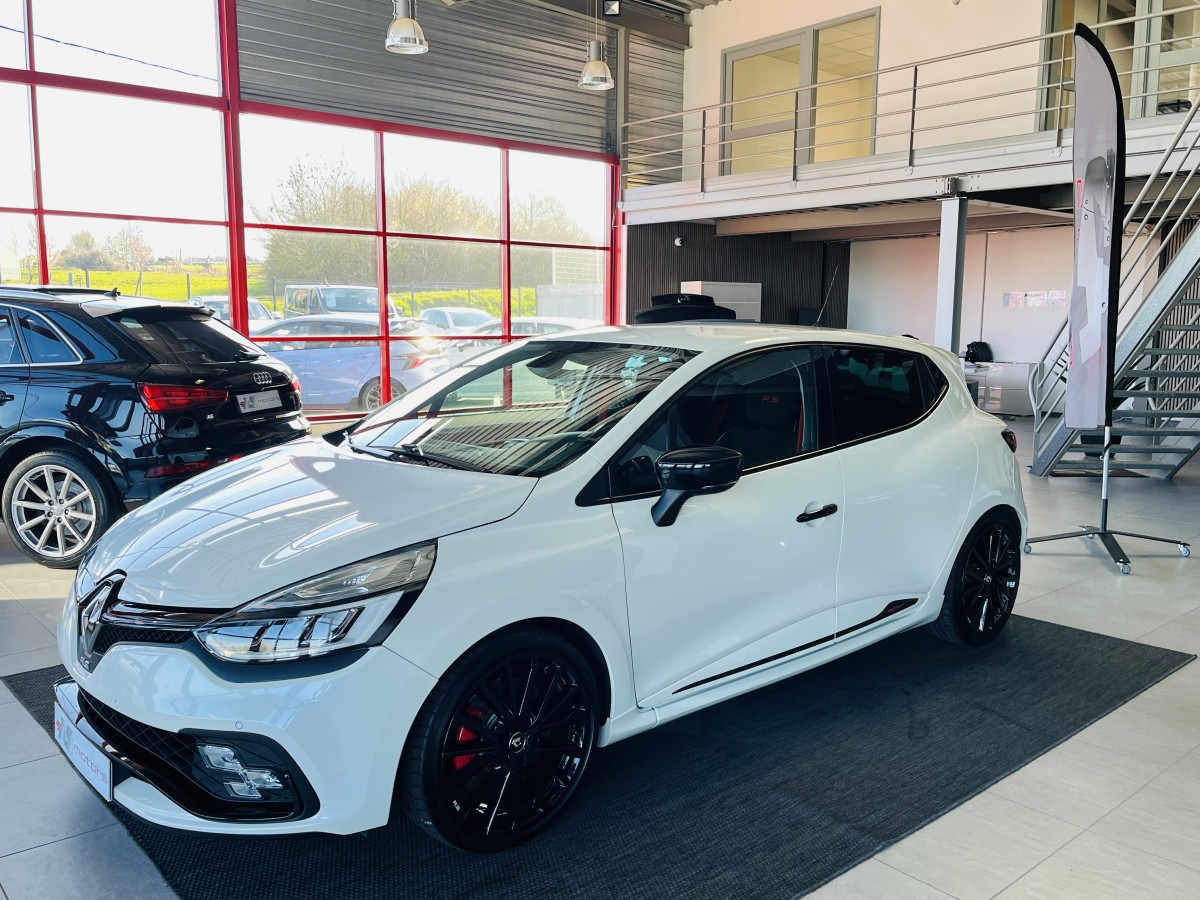 RENAULT CLIO RS TROPHY 1,6 220 EDC GPS CAMERA REGULATEUR LIMITEUR AKRAPOVIC KEYLESS RS DRIVE  HIFI BASS REFLEX PARK PILOT FEUX LED JANTES 18 EXCELLENT ETAT