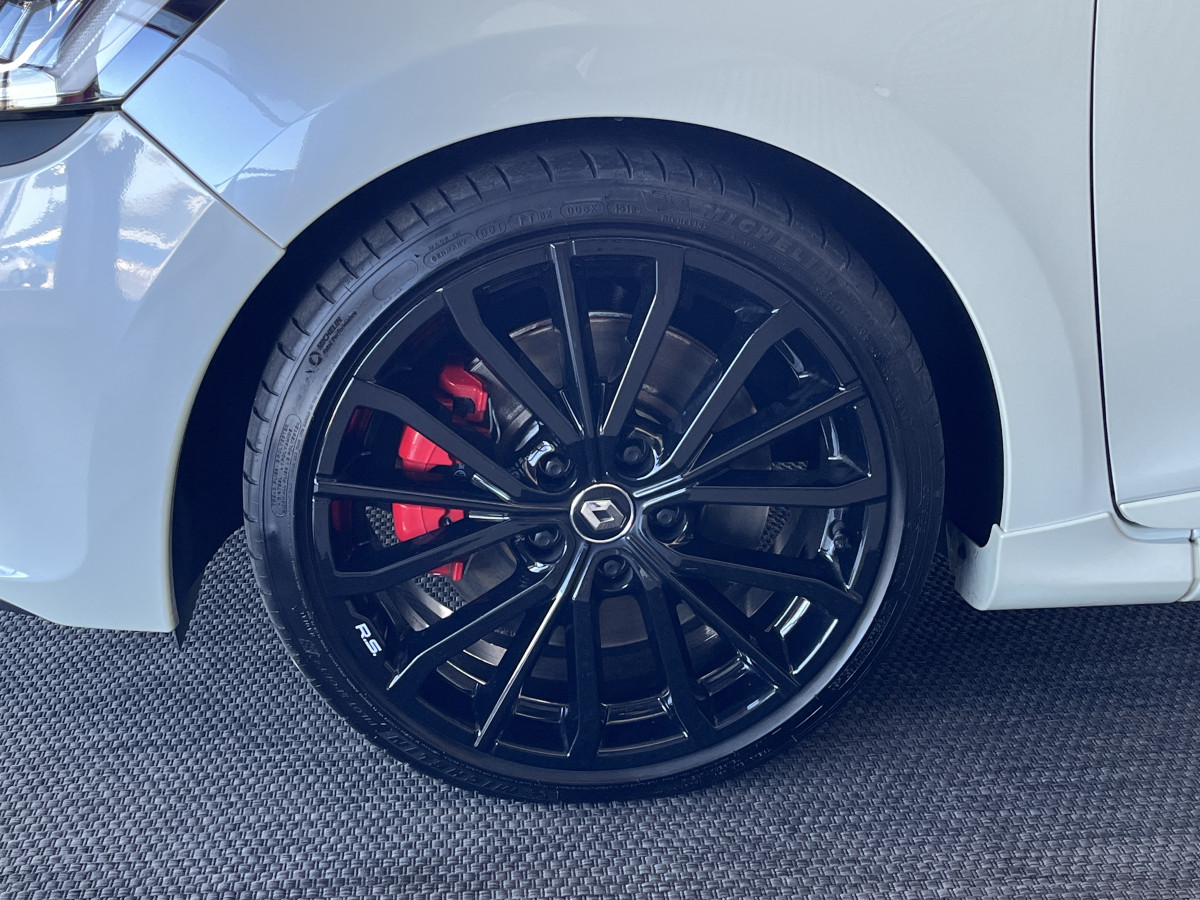 RENAULT CLIO RS TROPHY 1,6 220 EDC GPS CAMERA REGULATEUR LIMITEUR AKRAPOVIC KEYLESS RS DRIVE  HIFI BASS REFLEX PARK PILOT FEUX LED JANTES 18 EXCELLENT ETAT