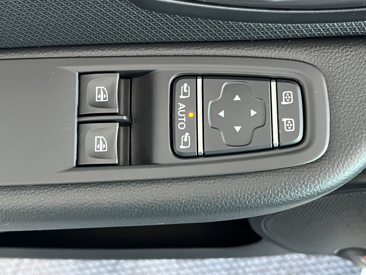 RENAULT CLIO RS TROPHY 1,6 220 EDC GPS CAMERA REGULATEUR LIMITEUR AKRAPOVIC KEYLESS RS DRIVE  HIFI BASS REFLEX PARK PILOT FEUX LED JANTES 18 EXCELLENT ETAT