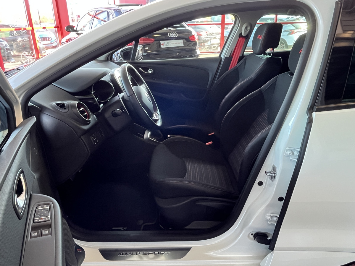 RENAULT CLIO RS TROPHY 1,6 220 EDC GPS CAMERA REGULATEUR LIMITEUR AKRAPOVIC KEYLESS RS DRIVE  HIFI BASS REFLEX PARK PILOT FEUX LED JANTES 18 EXCELLENT ETAT