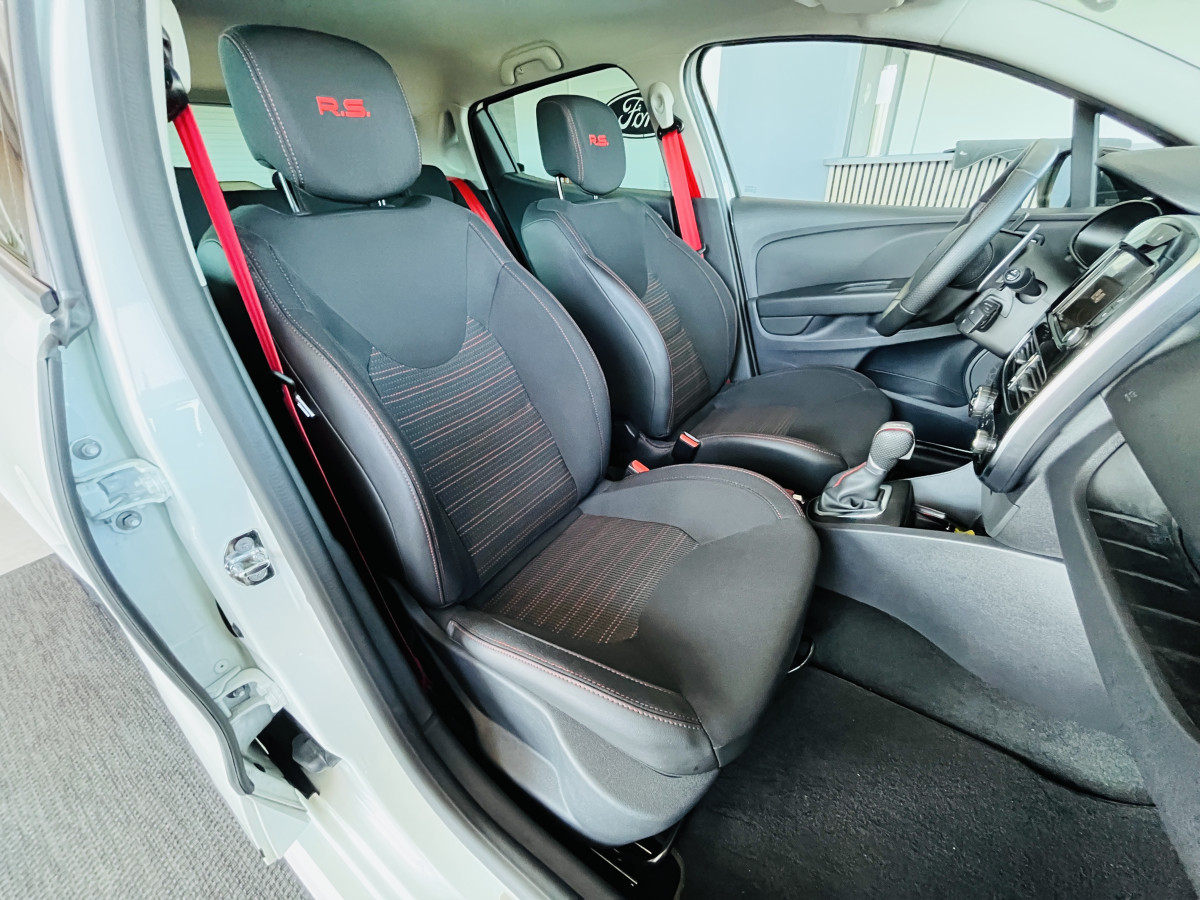 RENAULT CLIO RS TROPHY 1,6 220 EDC GPS CAMERA REGULATEUR LIMITEUR AKRAPOVIC KEYLESS RS DRIVE  HIFI BASS REFLEX PARK PILOT FEUX LED JANTES 18 EXCELLENT ETAT