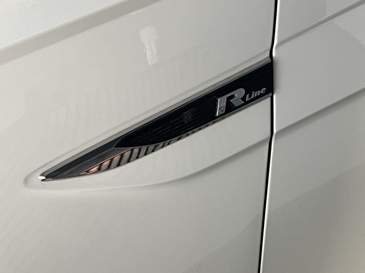 VOLKSWAGEN POLO 1,0 TSI 95 R-LINE  DSG7 TOIT PANORAMIQUE OUVRANT GPS  REGULATEUR ADAPTATIF  LIMITEUR PARK PILOT FEU HALOGENE JANTE ALU 15 EXCELLENT ETAT