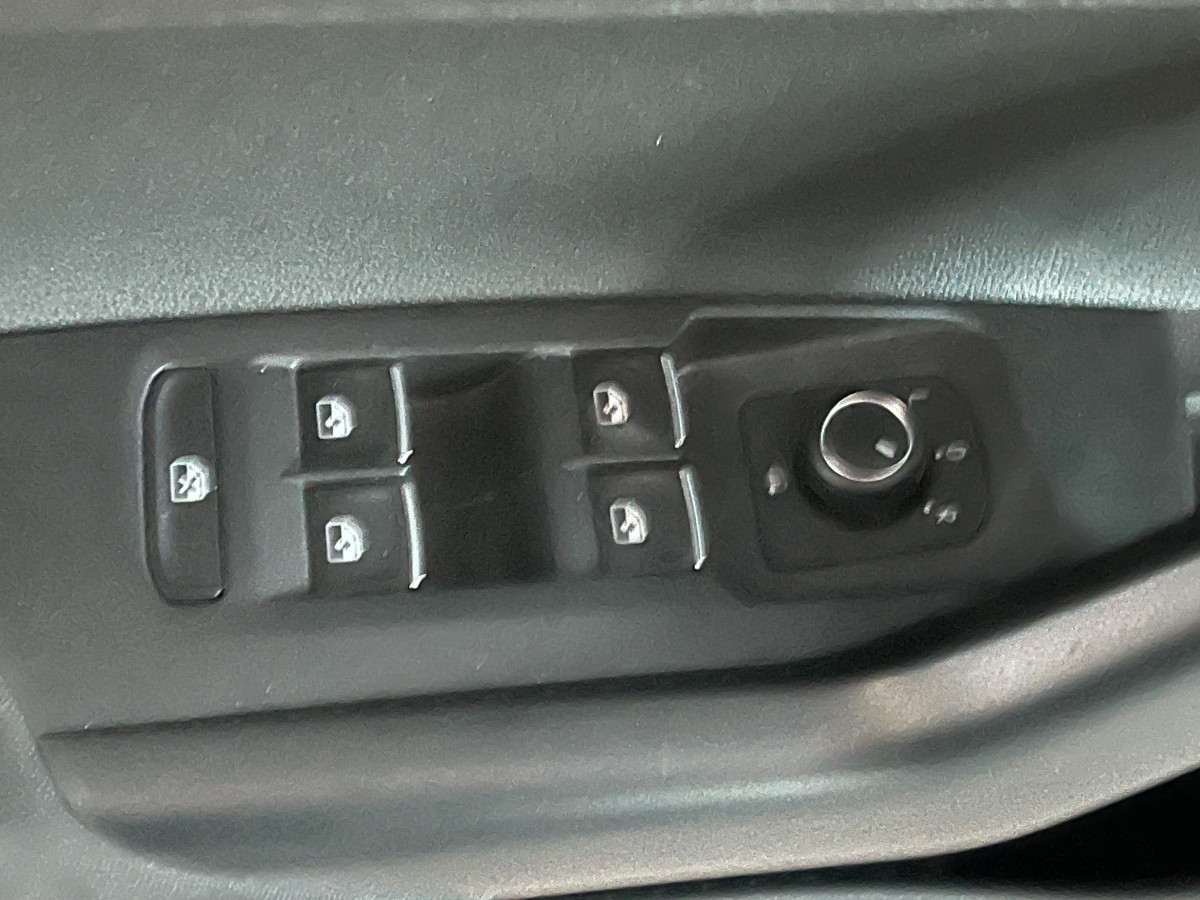 VOLKSWAGEN POLO 1,0 TSI 95 R-LINE  DSG7 TOIT PANORAMIQUE OUVRANT GPS  REGULATEUR ADAPTATIF  LIMITEUR PARK PILOT FEU HALOGENE JANTE ALU 15 EXCELLENT ETAT