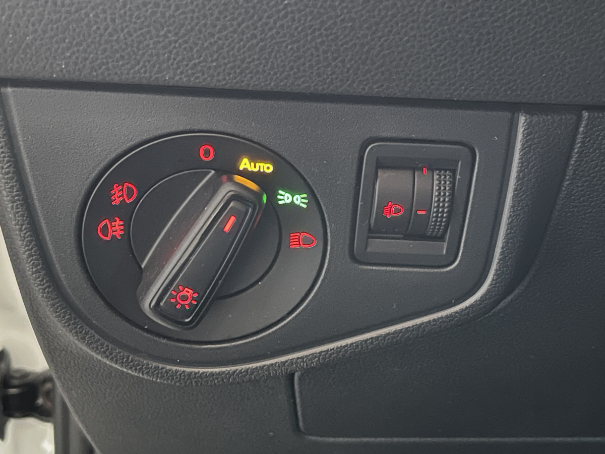 VOLKSWAGEN POLO 1,0 TSI 95 R-LINE  DSG7 TOIT PANORAMIQUE OUVRANT GPS  REGULATEUR ADAPTATIF  LIMITEUR PARK PILOT FEU HALOGENE JANTE ALU 15 EXCELLENT ETAT