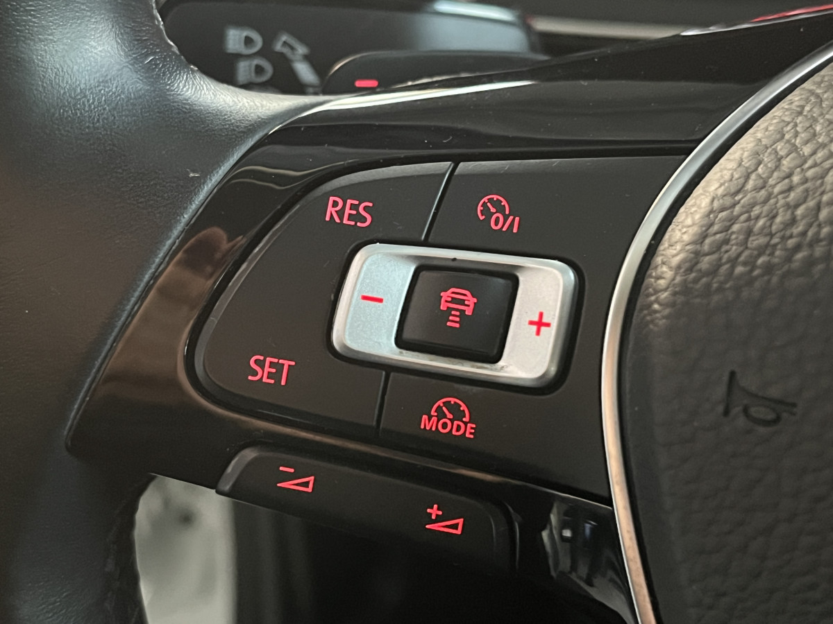 VOLKSWAGEN POLO 1,0 TSI 95 R-LINE  DSG7 TOIT PANORAMIQUE OUVRANT GPS  REGULATEUR ADAPTATIF  LIMITEUR PARK PILOT FEU HALOGENE JANTE ALU 15 EXCELLENT ETAT