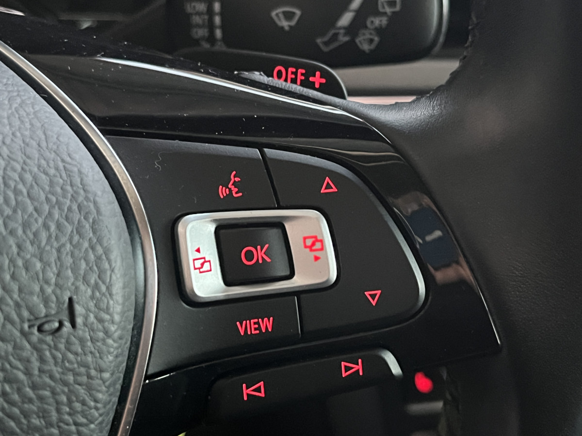 VOLKSWAGEN POLO 1,0 TSI 95 R-LINE  DSG7 TOIT PANORAMIQUE OUVRANT GPS  REGULATEUR ADAPTATIF  LIMITEUR PARK PILOT FEU HALOGENE JANTE ALU 15 EXCELLENT ETAT