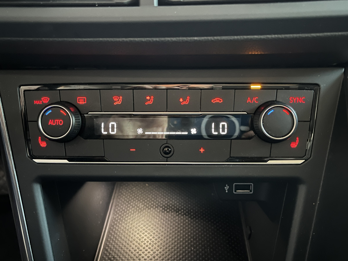 VOLKSWAGEN POLO 1,0 TSI 95 R-LINE  DSG7 TOIT PANORAMIQUE OUVRANT GPS  REGULATEUR ADAPTATIF  LIMITEUR PARK PILOT FEU HALOGENE JANTE ALU 15 EXCELLENT ETAT