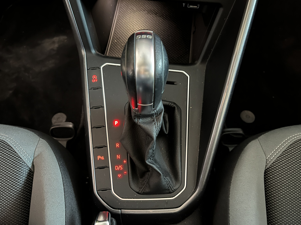 VOLKSWAGEN POLO 1,0 TSI 95 R-LINE  DSG7 TOIT PANORAMIQUE OUVRANT GPS  REGULATEUR ADAPTATIF  LIMITEUR PARK PILOT FEU HALOGENE JANTE ALU 15 EXCELLENT ETAT