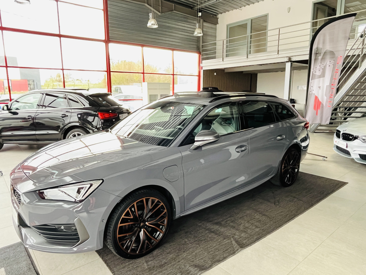 CUPRA LEON ST 1,4 E-HYBRID 245 DSG6 TOIT PANORAMIQUE OUVRANT GPS CAMERA KEYLESS FULL LED VIRTUAL COCKPIT PARK PILOT DRIVE PROFILE REGULATEUR LIMITEUR JANTES 19 PACK HIVER EXCELLENT ETAT