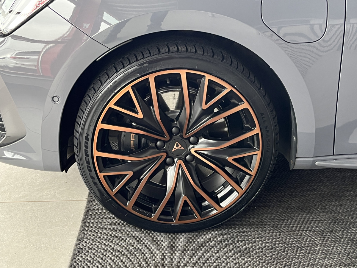 CUPRA LEON ST 1,4 E-HYBRID 245 DSG6 TOIT PANORAMIQUE OUVRANT GPS CAMERA KEYLESS FULL LED VIRTUAL COCKPIT PARK PILOT DRIVE PROFILE REGULATEUR LIMITEUR JANTES 19 PACK HIVER EXCELLENT ETAT