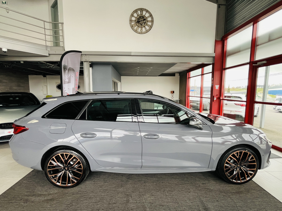 CUPRA LEON ST 1,4 E-HYBRID 245 DSG6 TOIT PANORAMIQUE OUVRANT GPS CAMERA KEYLESS FULL LED VIRTUAL COCKPIT PARK PILOT DRIVE PROFILE REGULATEUR LIMITEUR JANTES 19 PACK HIVER EXCELLENT ETAT